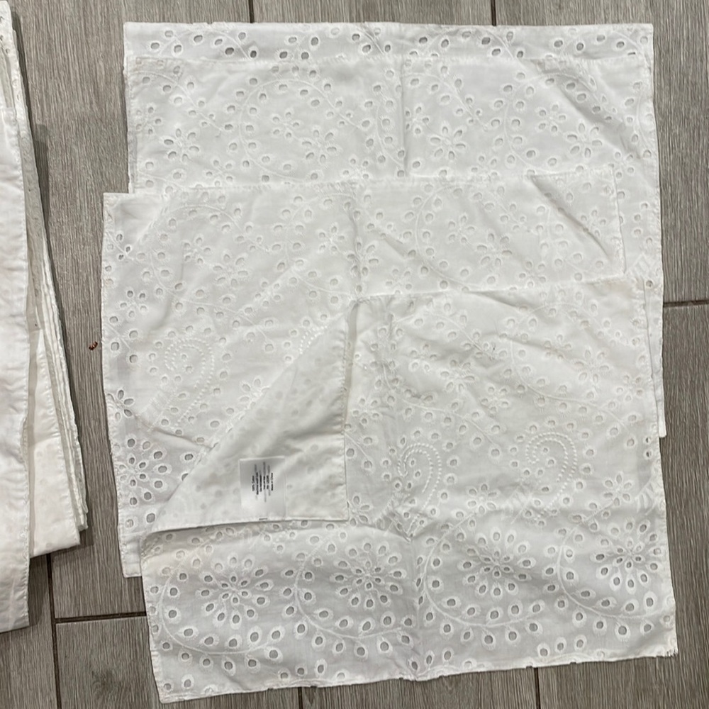 White eyelet table runners (4) and placemats (4)